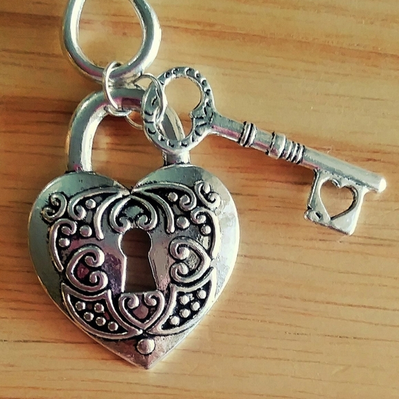 New Silver Infinity Lock Key "Key to my Heart" 3 piece Jewelry set - Picture 2 of 8